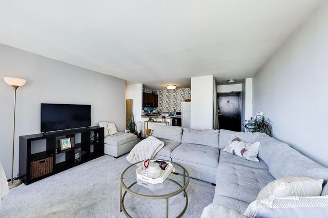 2740 N Pine Grove Avenue 8C, Chicago, IL 60614