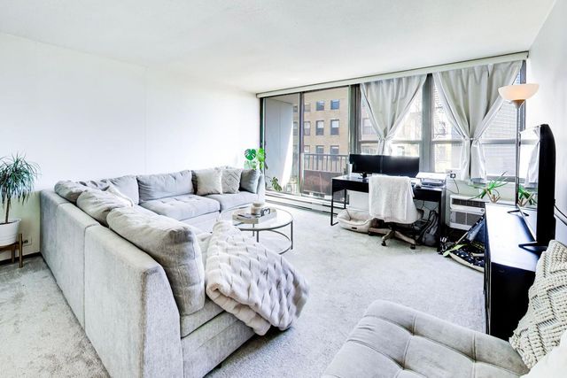 2740 N Pine Grove Avenue 8C, Chicago, IL 60614