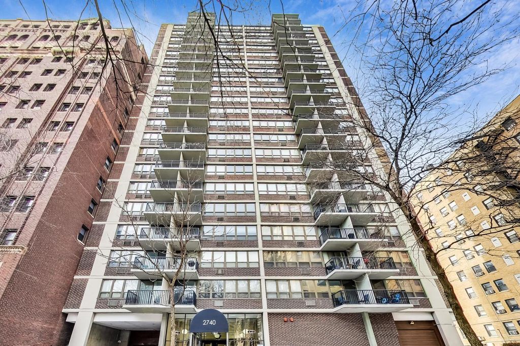 Image 2 of property listing at 2740 N Pine Grove Avenue 8C, Chicago, IL 60614