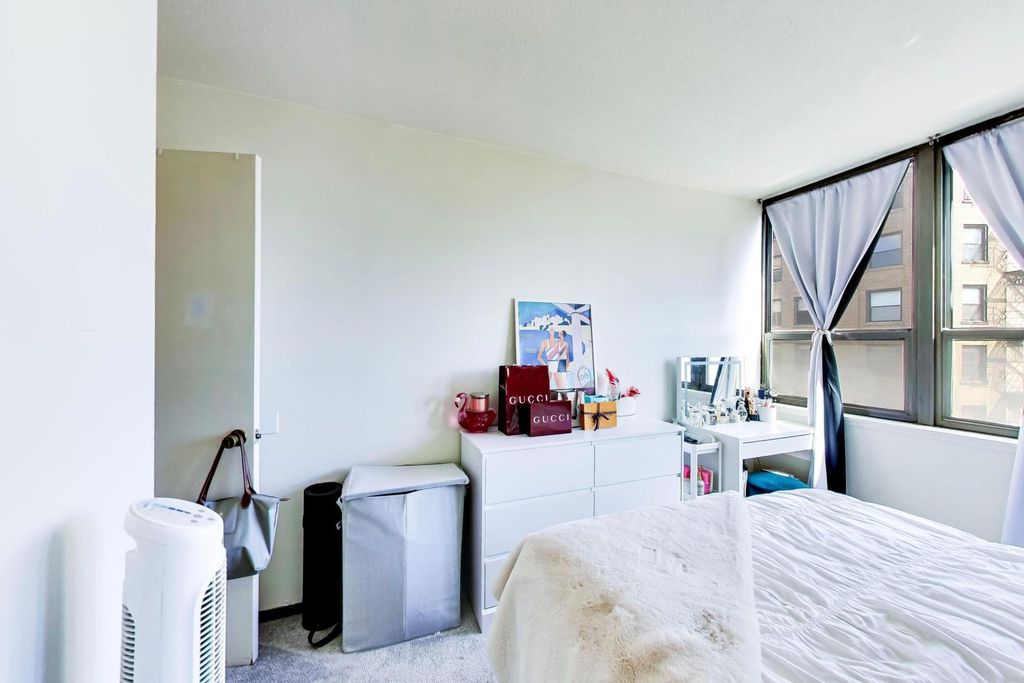 Image 11 of property listing at 2740 N Pine Grove Avenue 8C, Chicago, IL 60614
