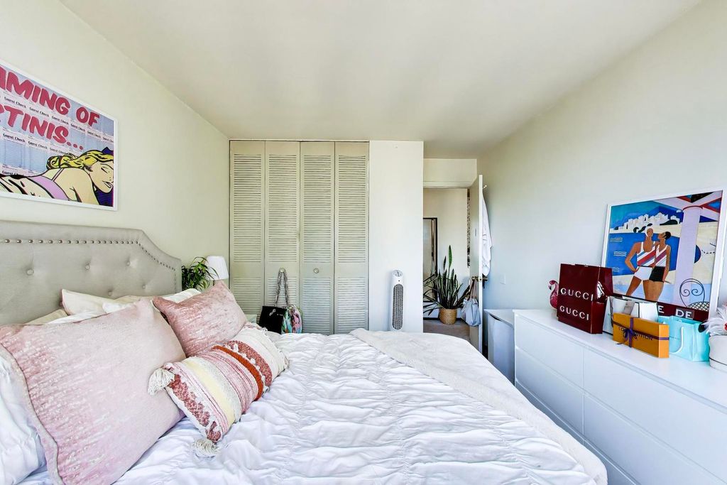 Image 12 of property listing at 2740 N Pine Grove Avenue 8C, Chicago, IL 60614