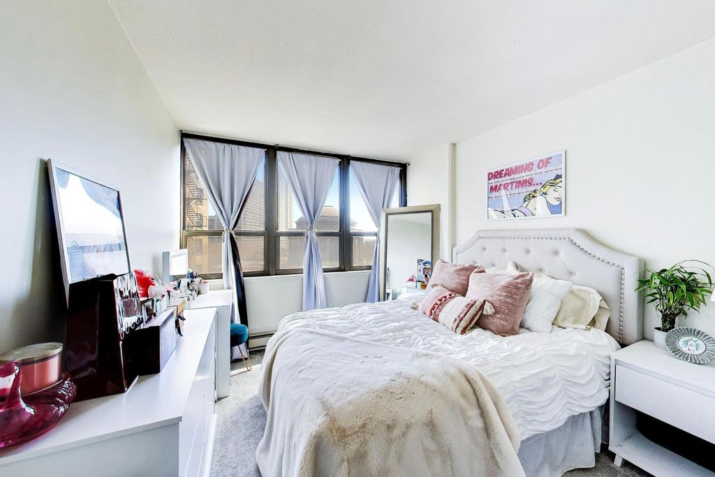 Image 13 of property listing at 2740 N Pine Grove Avenue 8C, Chicago, IL 60614
