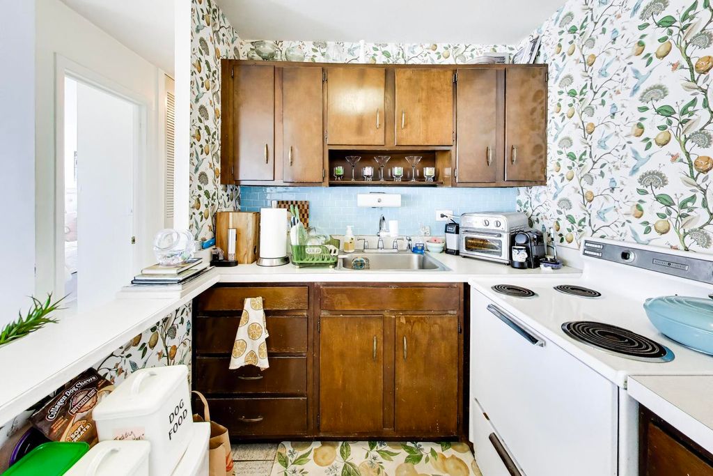 Image 15 of property listing at 2740 N Pine Grove Avenue 8C, Chicago, IL 60614