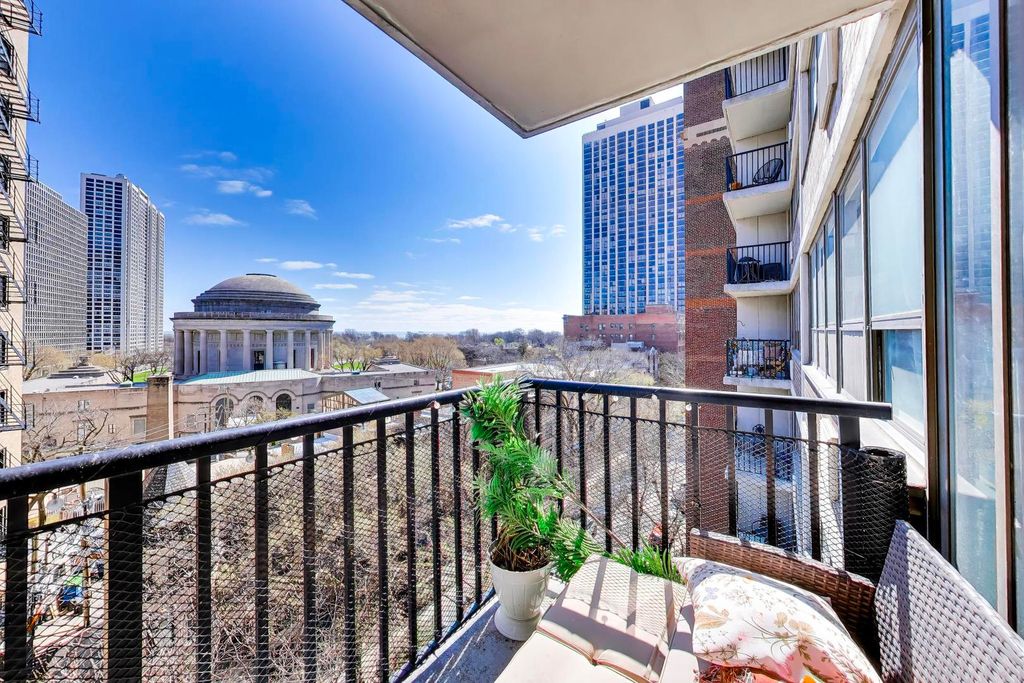 Image 17 of property listing at 2740 N Pine Grove Avenue 8C, Chicago, IL 60614
