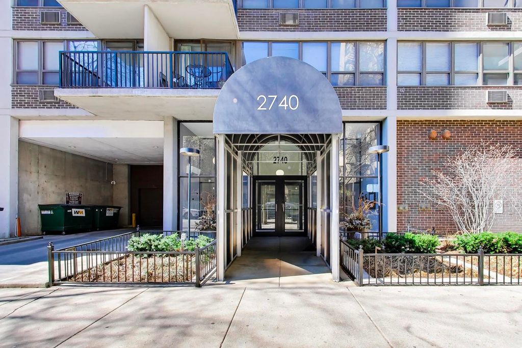 Image 3 of property listing at 2740 N Pine Grove Avenue 8C, Chicago, IL 60614