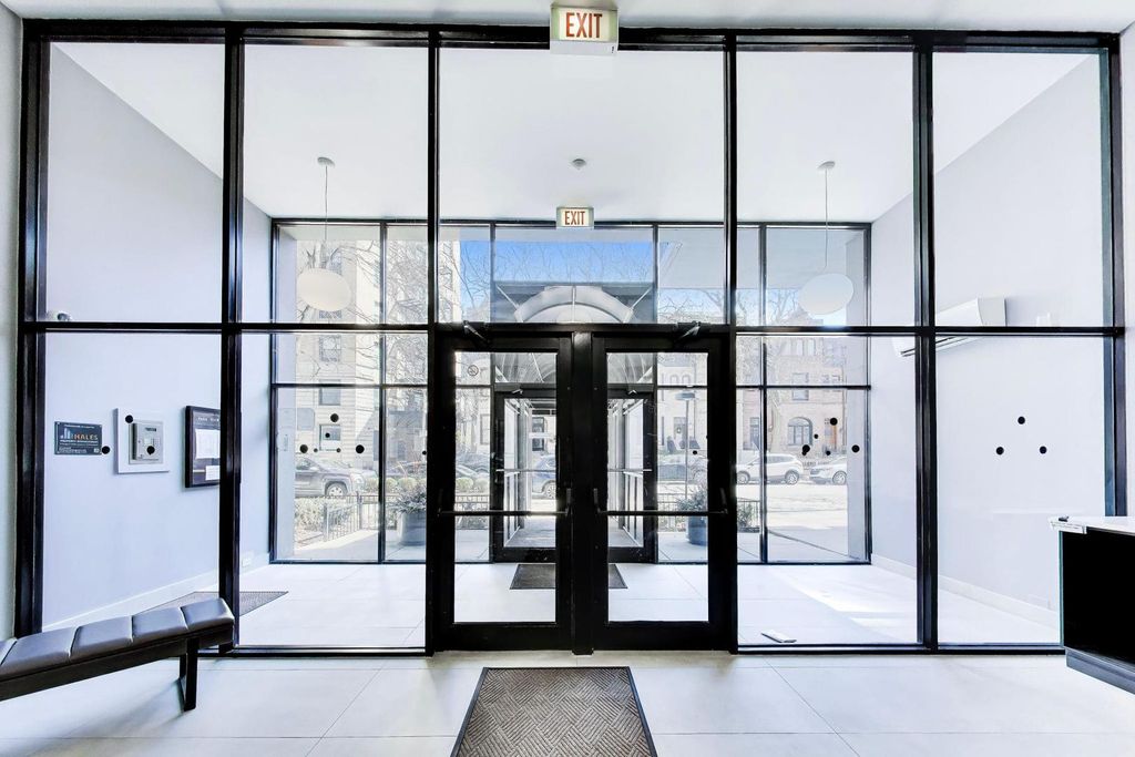 Image 4 of property listing at 2740 N Pine Grove Avenue 8C, Chicago, IL 60614