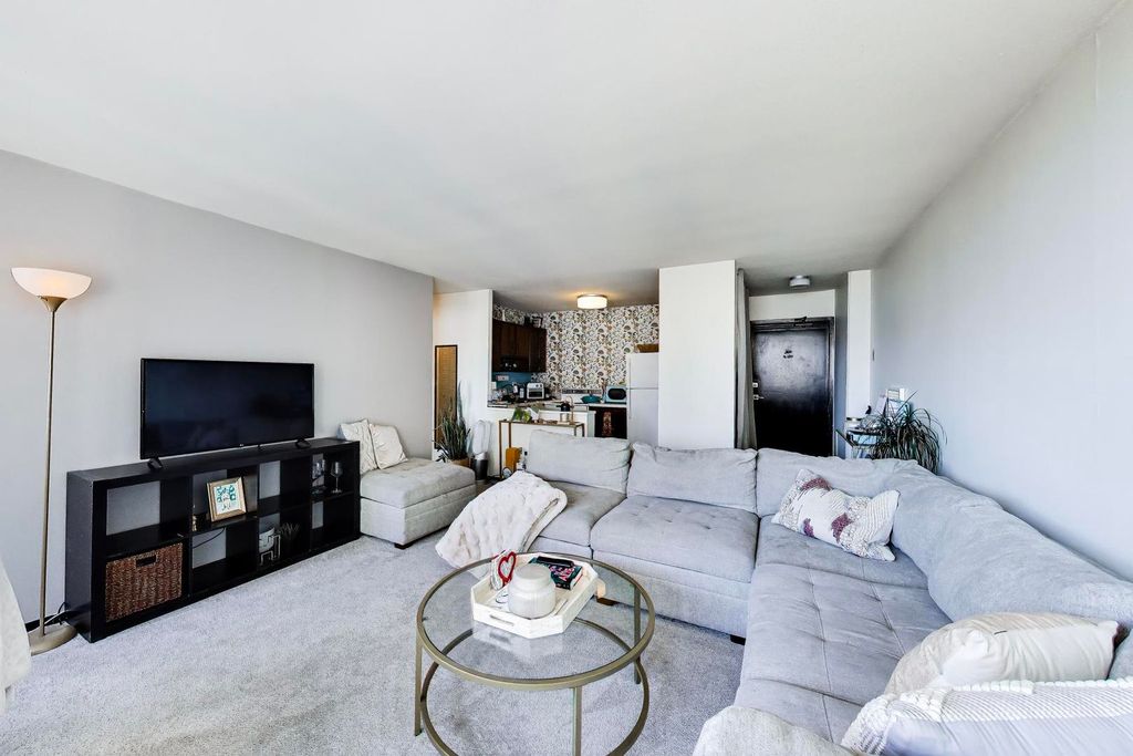 Image 6 of property listing at 2740 N Pine Grove Avenue 8C, Chicago, IL 60614