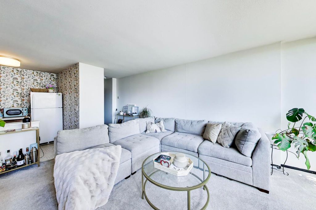 Image 7 of property listing at 2740 N Pine Grove Avenue 8C, Chicago, IL 60614