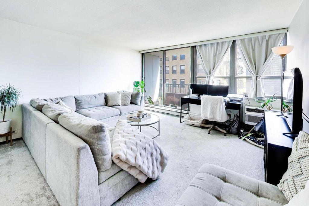 Image 8 of property listing at 2740 N Pine Grove Avenue 8C, Chicago, IL 60614