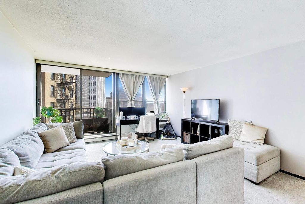 Image 9 of property listing at 2740 N Pine Grove Avenue 8C, Chicago, IL 60614