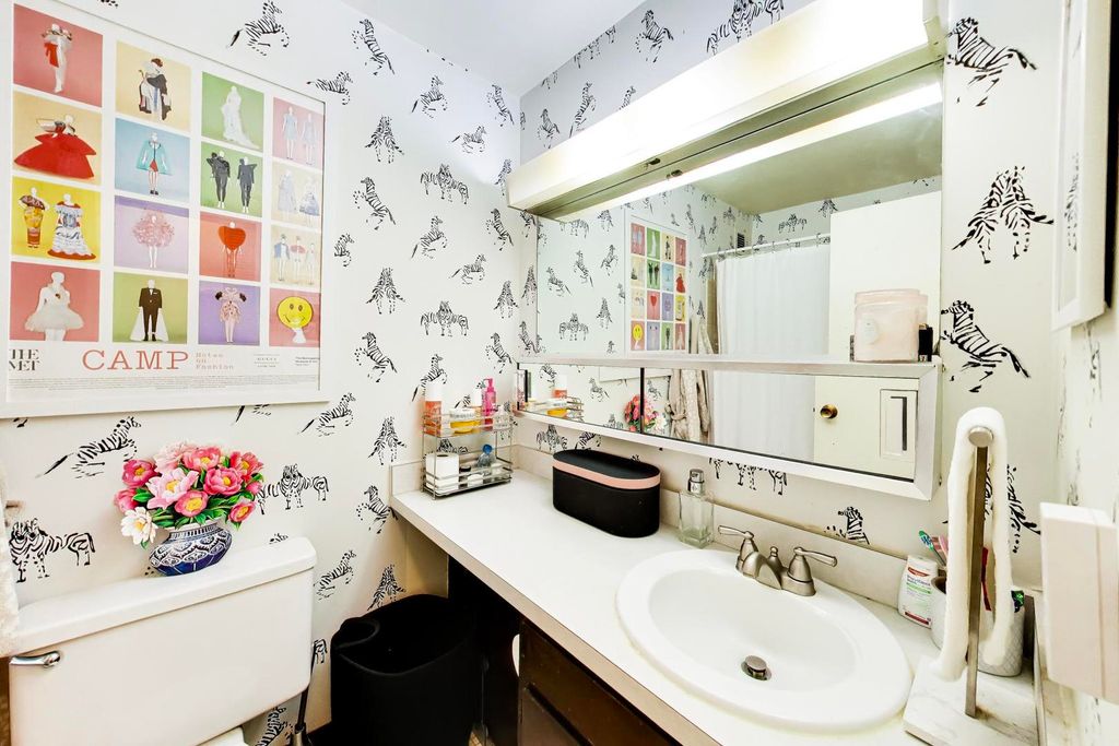 Image 10 of property listing at 2740 N Pine Grove Avenue 8C, Chicago, IL 60614