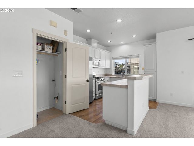 8900 Ne BRENTFORD Way, Beaverton, OR 97006