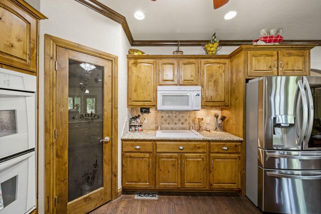 3110 Old Dyke Road, Grove, OK 74344