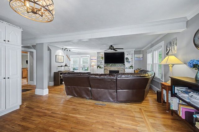 26 W Leonard St, Foxboro, MA 02035