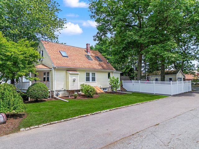 26 W Leonard St, Foxboro, MA 02035