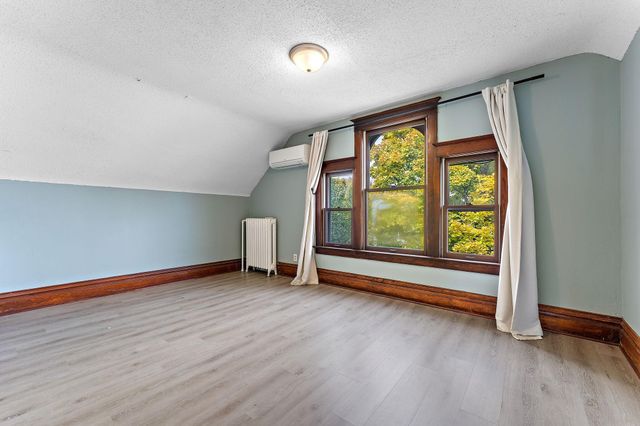 882 Aurora Avenue, Saint Paul, MN 55104