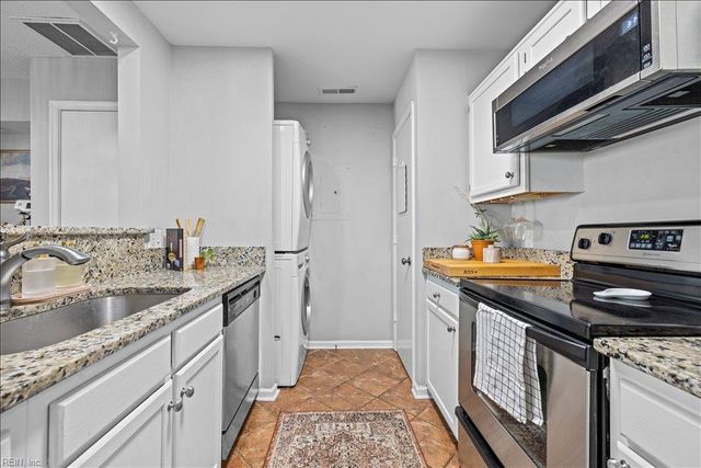 1697 Cottenham LN, Virginia Beach, VA 23454