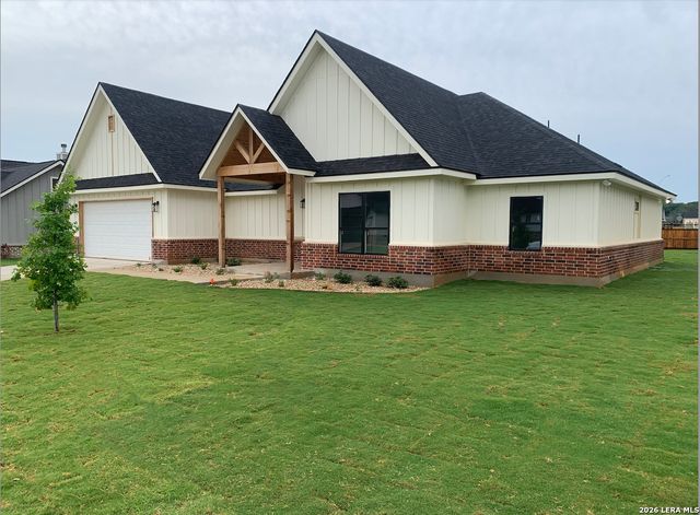 109 W Magnolia Cir, La Vernia, TX 78121