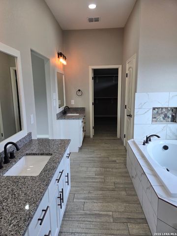 109 W Magnolia Cir, La Vernia, TX 78121