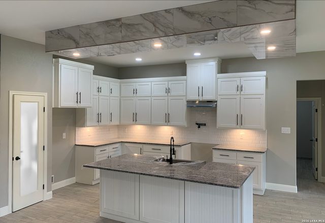 109 W Magnolia Cir, La Vernia, TX 78121