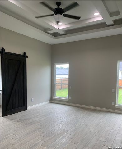 109 W Magnolia Cir, La Vernia, TX 78121