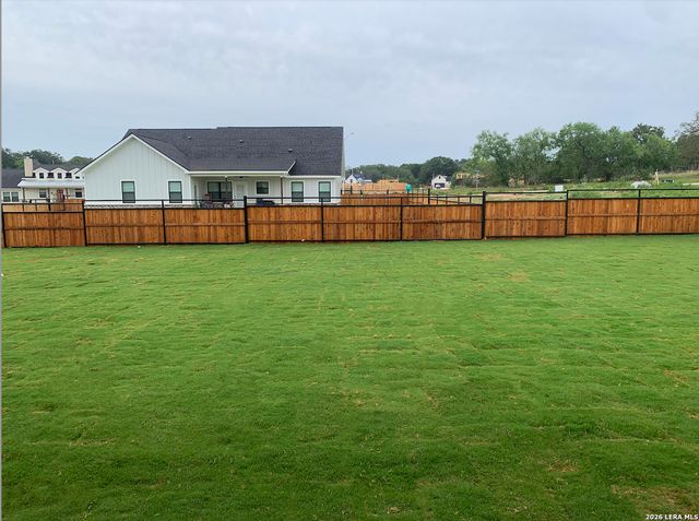 109 W Magnolia Cir, La Vernia, TX 78121