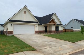 109 W Magnolia Cir, La Vernia, TX 78121