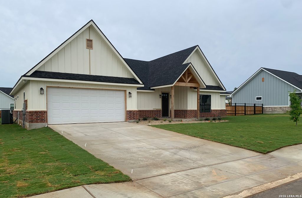 109 W Magnolia Cir, La Vernia, TX 78121