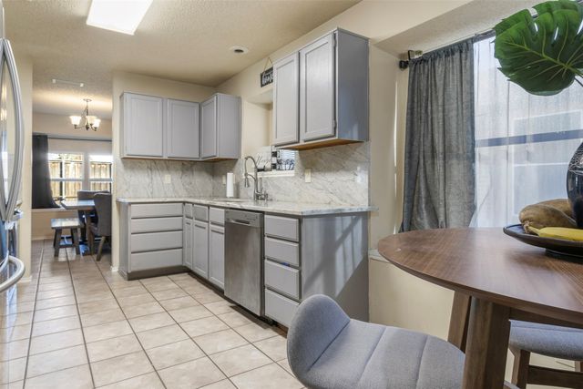 808 Simon Drive, Cedar Hill, TX 75104