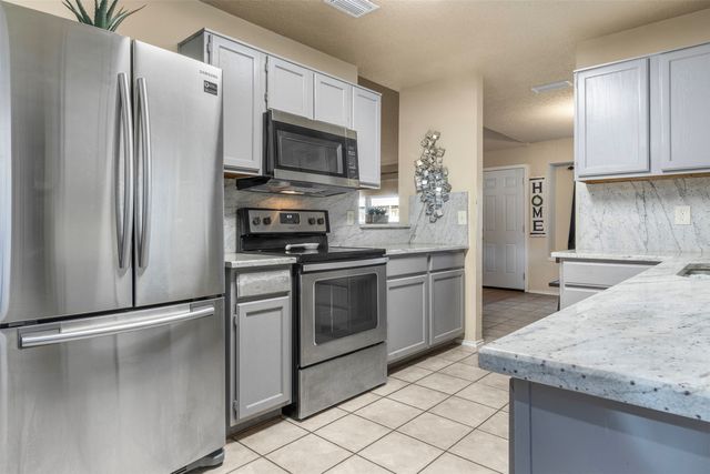808 Simon Drive, Cedar Hill, TX 75104