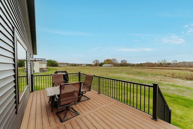 555 Lake Breeze LANE, Random Lake, WI 53075