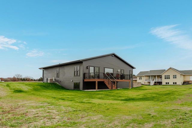 555 Lake Breeze LANE, Random Lake, WI 53075