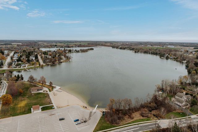 555 Lake Breeze LANE, Random Lake, WI 53075