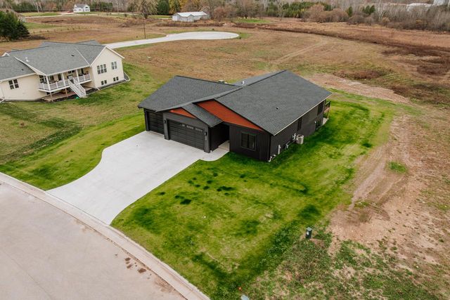 555 Lake Breeze LANE, Random Lake, WI 53075