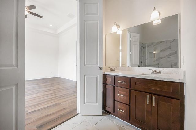 6413 N Ridgecrest Drive, Hitchcock, TX 77563