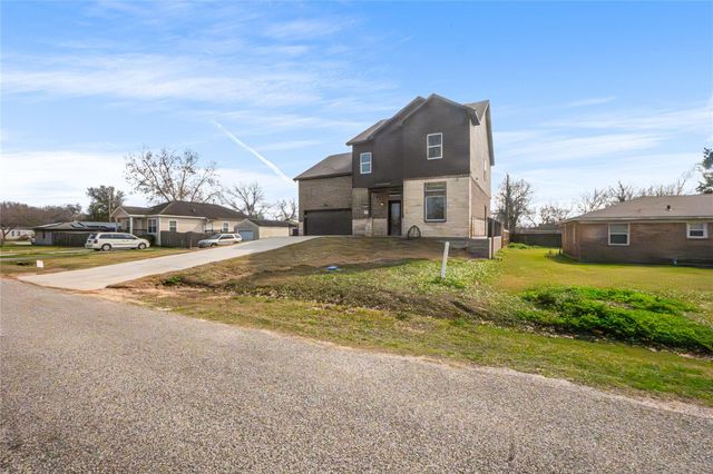 6413 N Ridgecrest Drive, Hitchcock, TX 77563