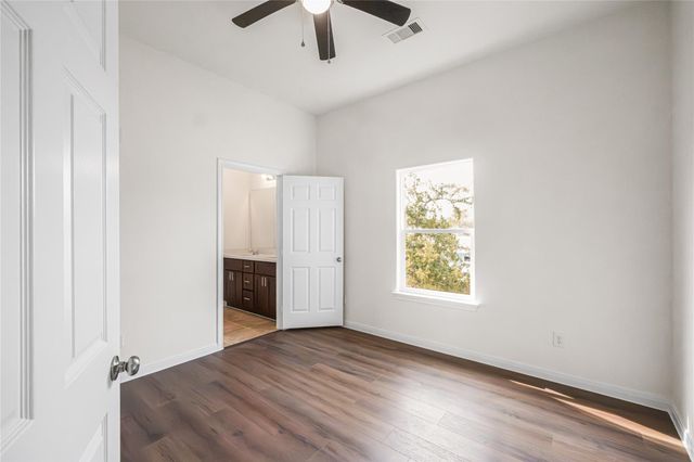 6413 N Ridgecrest Drive, Hitchcock, TX 77563