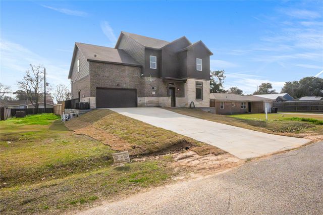 6413 N Ridgecrest Drive, Hitchcock, TX 77563