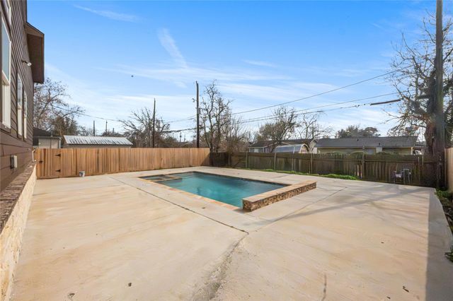 6413 N Ridgecrest Drive, Hitchcock, TX 77563