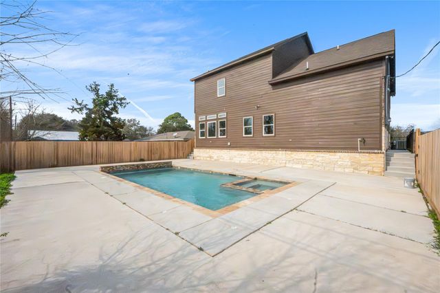 6413 N Ridgecrest Drive, Hitchcock, TX 77563