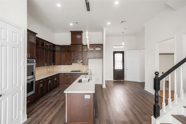 6413 N Ridgecrest Drive, Hitchcock, TX 77563