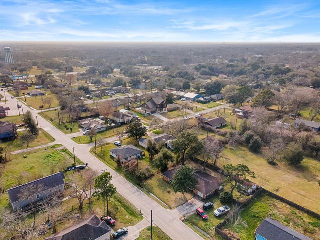 6413 N Ridgecrest Drive, Hitchcock, TX 77563