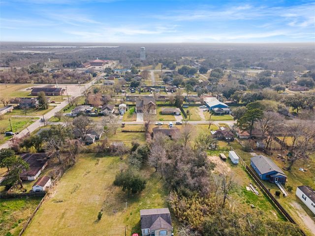 6413 N Ridgecrest Drive, Hitchcock, TX 77563