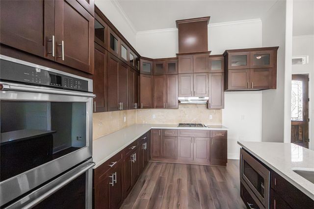 6413 N Ridgecrest Drive, Hitchcock, TX 77563