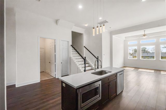 6413 N Ridgecrest Drive, Hitchcock, TX 77563