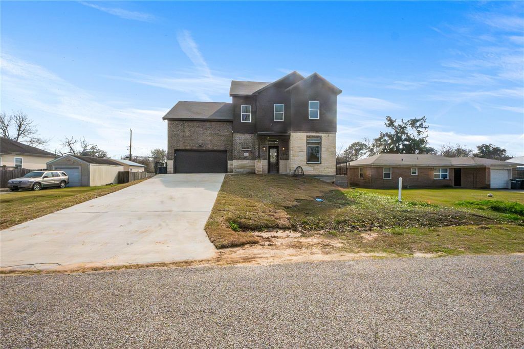 6413 N Ridgecrest Drive, Hitchcock, TX 77563