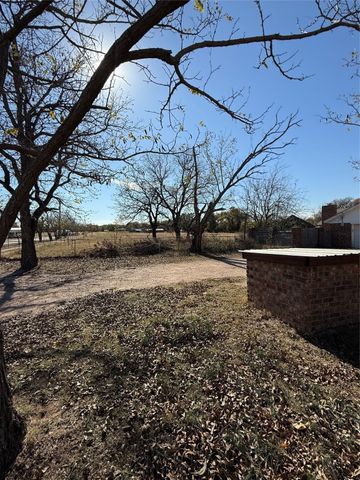 2419 S 1st Street W, Clyde, TX 79510
