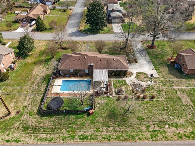 1882 Wellsbrook Dr, Fayetteville, TN 37334