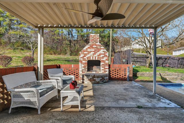 1882 Wellsbrook Dr, Fayetteville, TN 37334