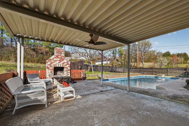 1882 Wellsbrook Dr, Fayetteville, TN 37334